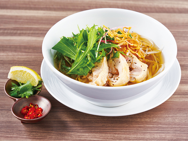 香味野菜とスチームチキンのライスヌードル