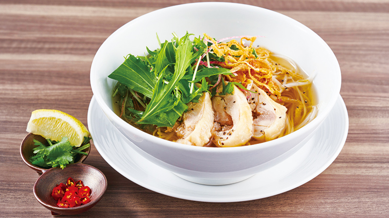 香味野菜とスチームチキンのライスヌードル